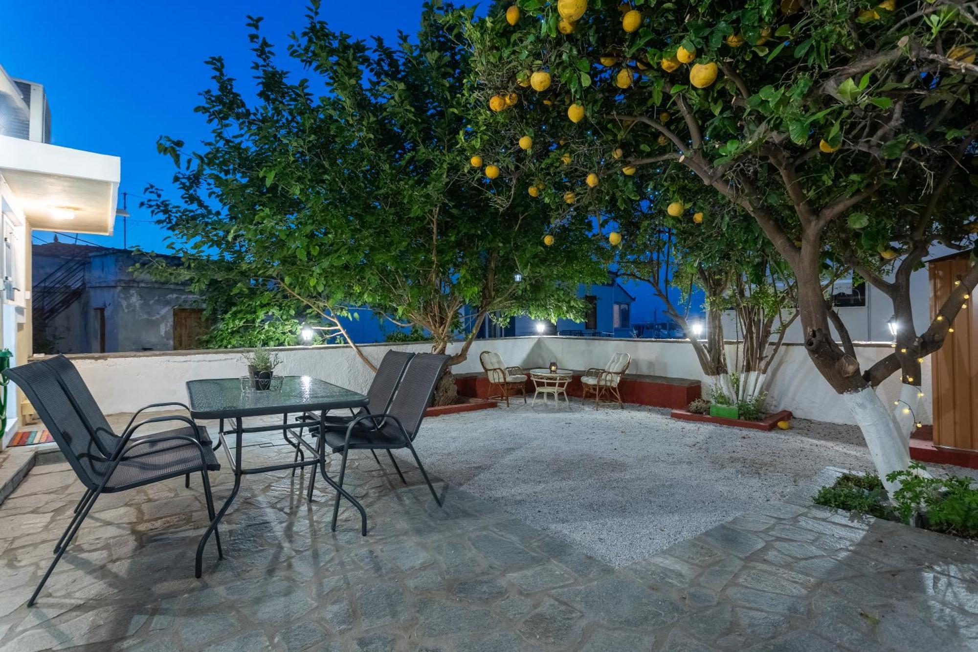 Spacious Home With Yard, Mytilene Lesvos Kültér fotó