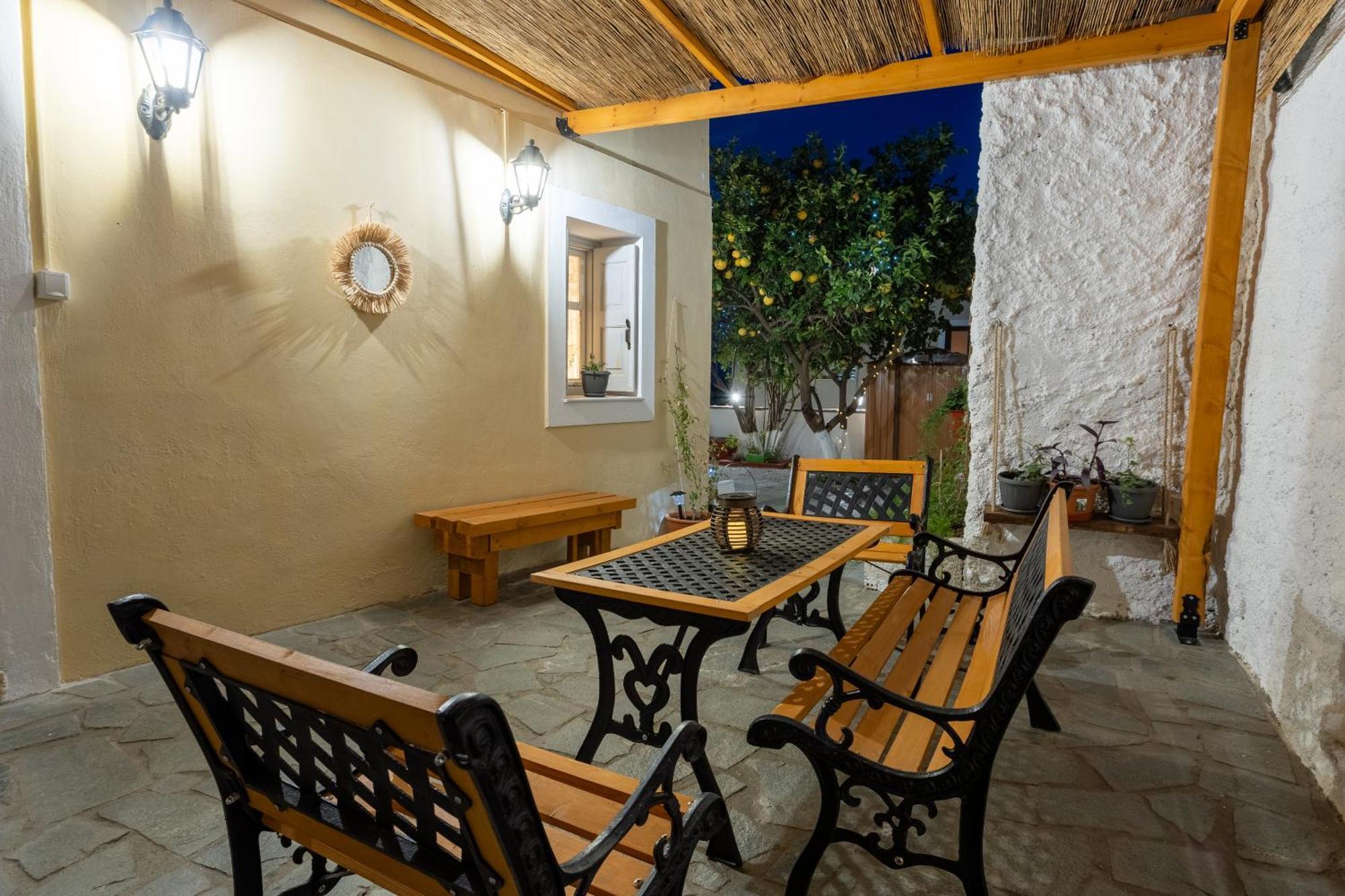Spacious Home With Yard, Mytilene Lesvos Kültér fotó