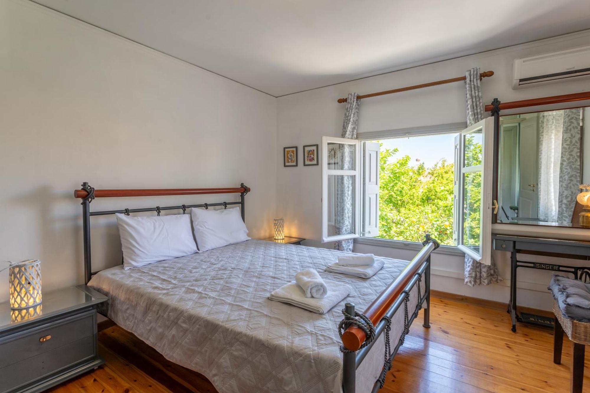 Spacious Home With Yard, Mytilene Lesvos Kültér fotó