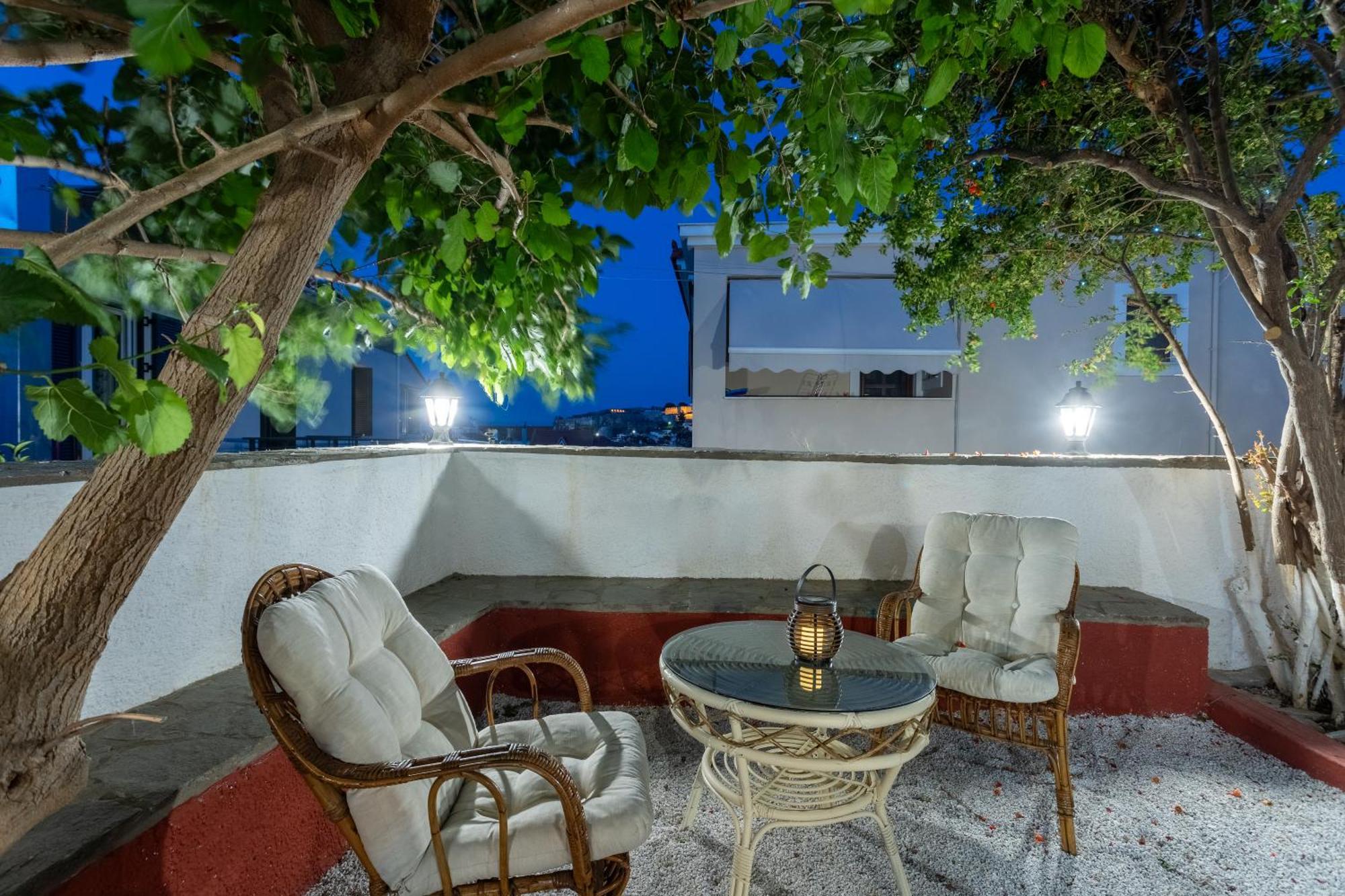 Spacious Home With Yard, Mytilene Lesvos Kültér fotó