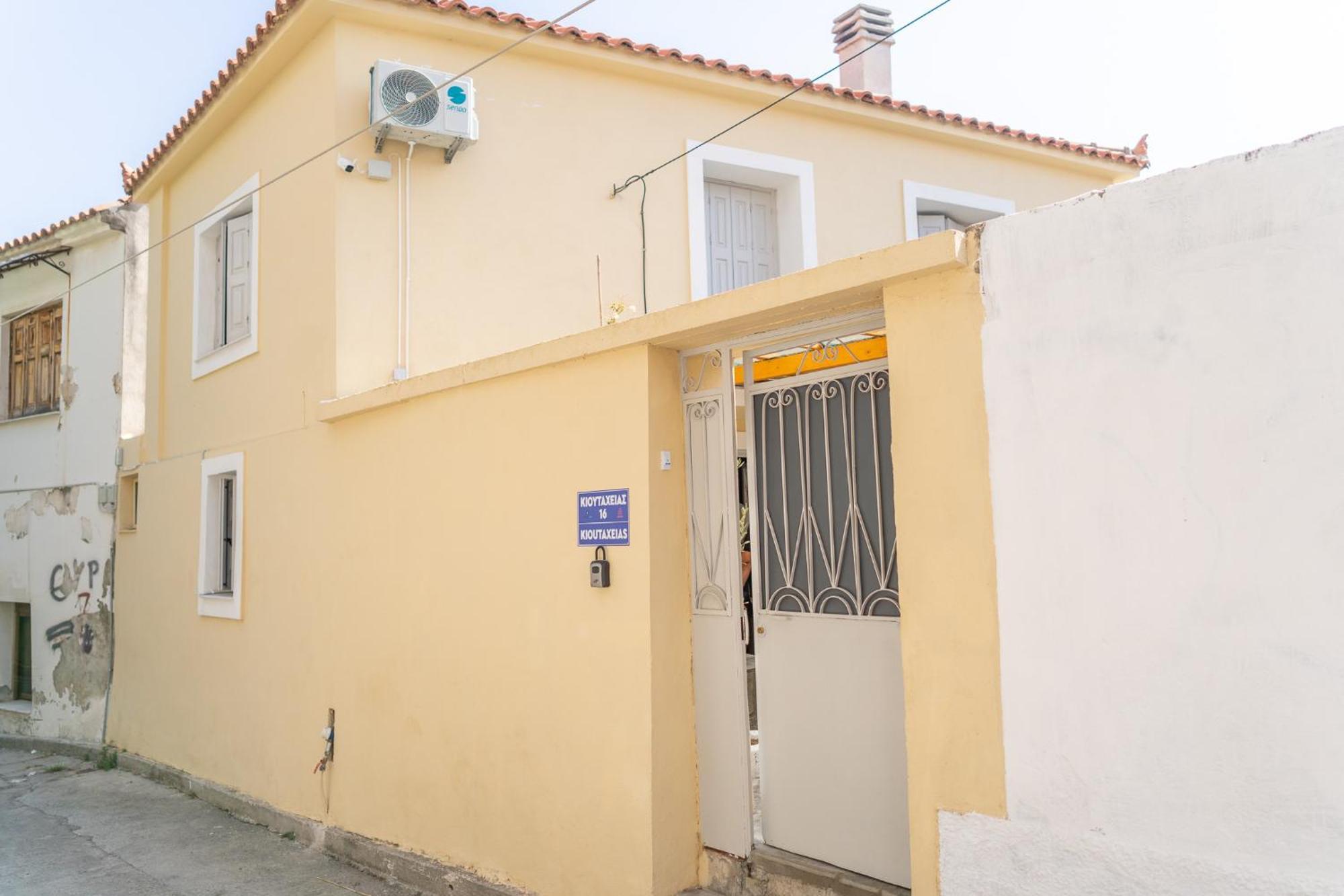 Spacious Home With Yard, Mytilene Lesvos Kültér fotó